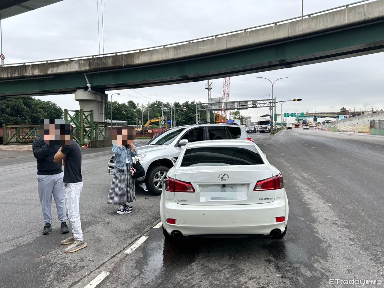 新北女開進口車任性轉彎　攔腰撞直行車頭撞傷…警道交法開罰