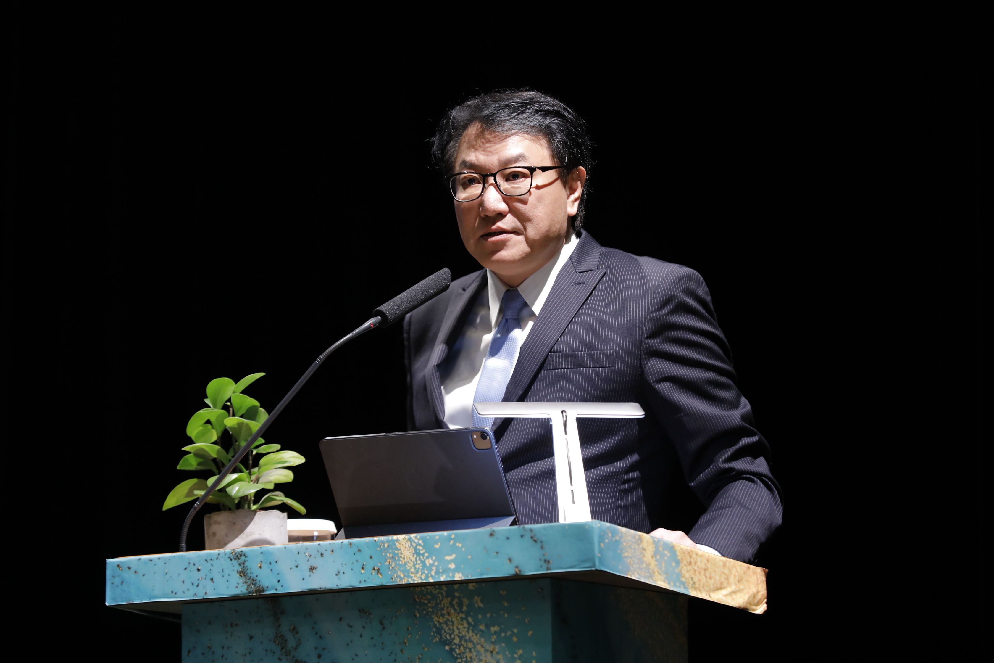 ▲▼台灣水泥今日舉行114年股東常會，董事長張安平、總經理程耀輝就公司業務及未來展望向股東做報告。辜啟允的公子也是台泥董事的辜公怡也出席股東會。（圖／記者湯興漢攝）