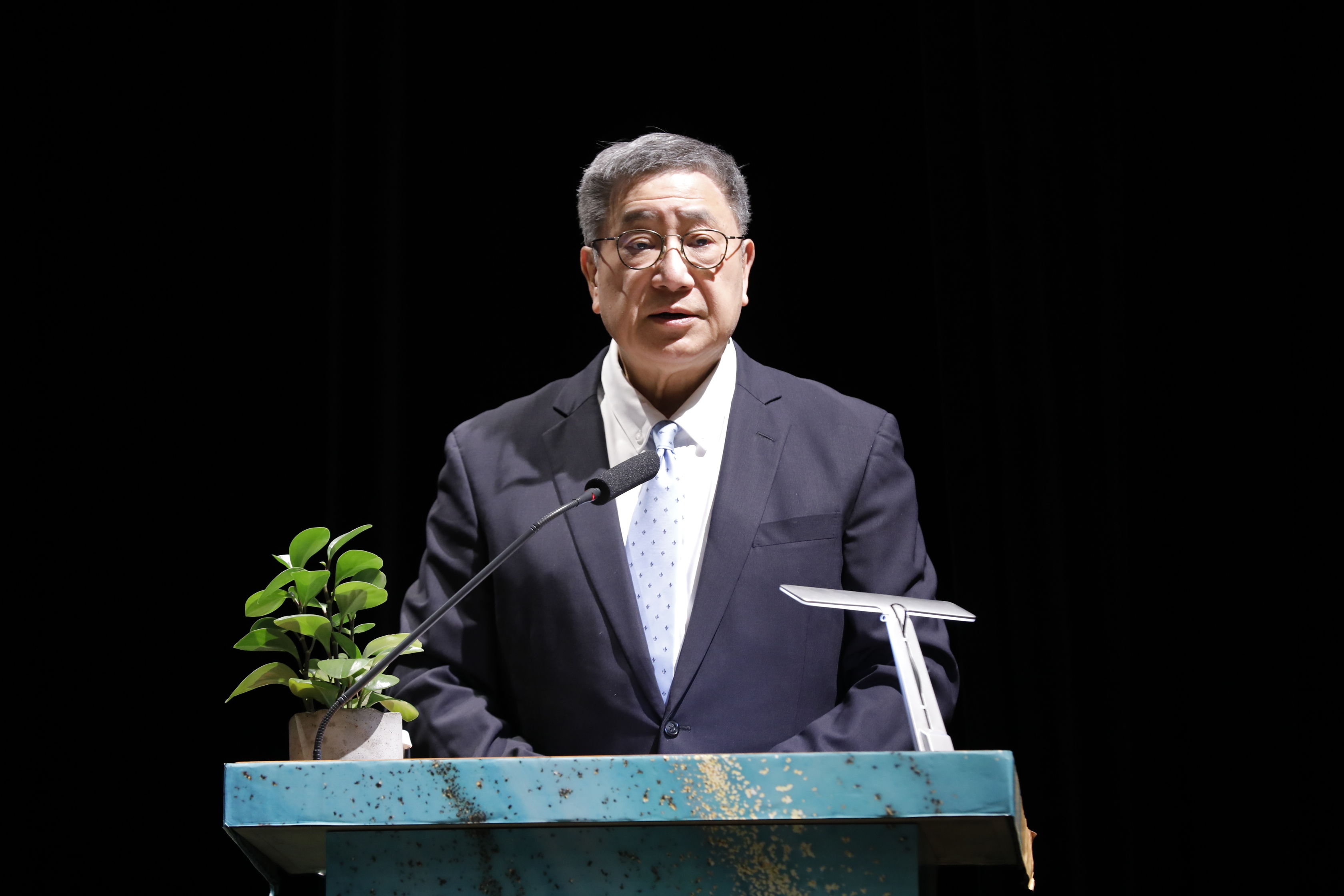 ▲▼台灣水泥今日舉行114年股東常會，董事長張安平、總經理程耀輝就公司業務及未來展望向股東做報告。辜啟允的公子也是台泥董事的辜公怡也出席股東會。（圖／記者湯興漢攝）