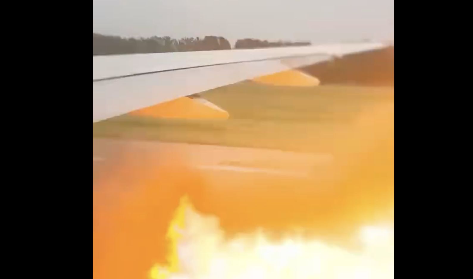 ▲UA班機在北京首都機場起飛時，發動機冒出火光。（圖／翻攝微博）