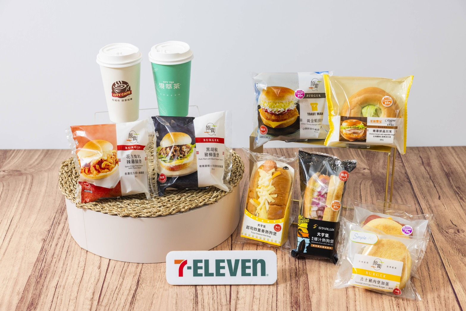 ▲▼7-11推出全新漢堡，罪惡系、傳統系都有。（圖／業者提供）