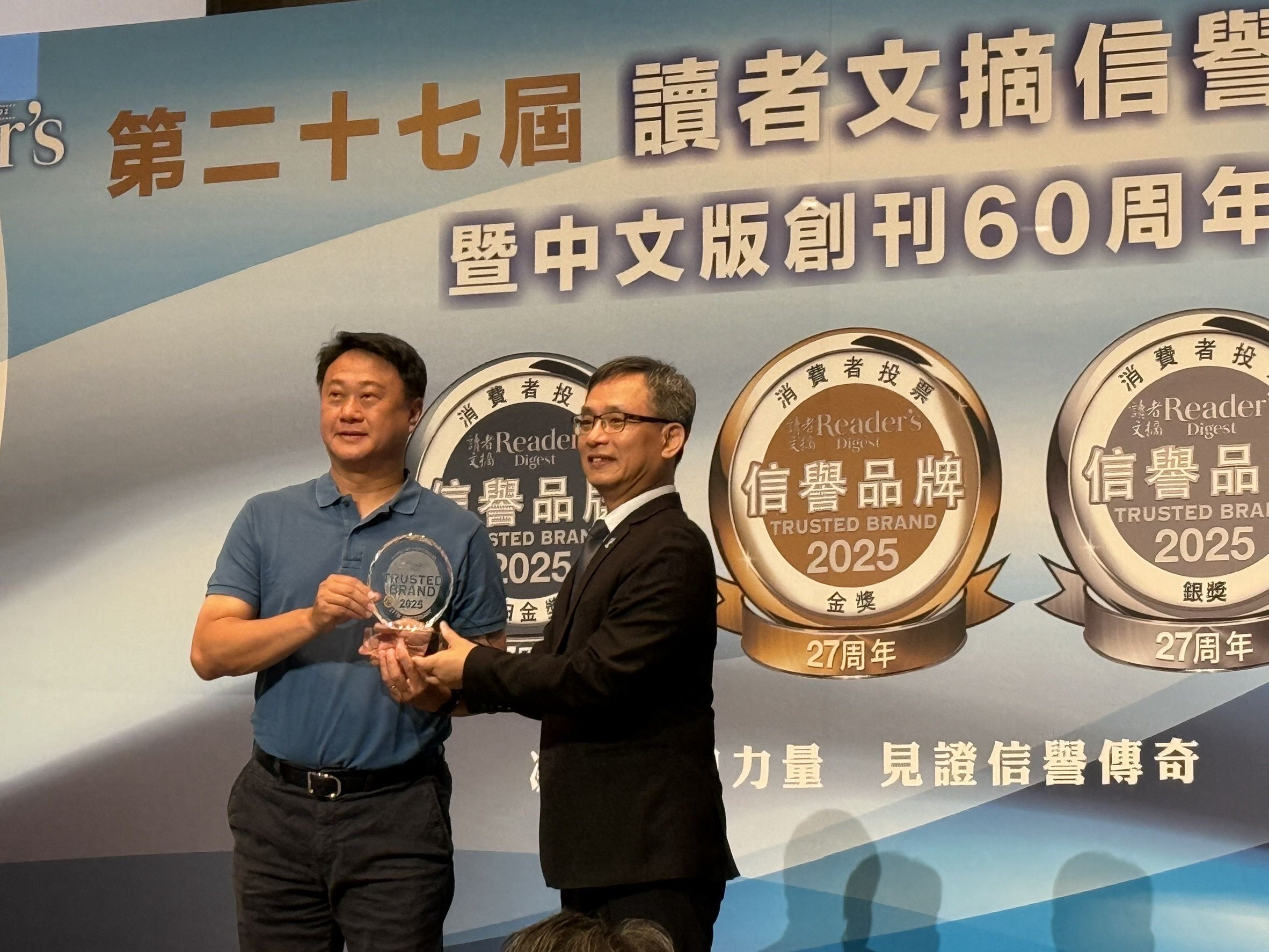 ▲戴資穎6度獲讀者文摘「最受信賴體育名人獎」，今年由合庫教練李維仁代為領獎。（圖／戴萌國際提供）