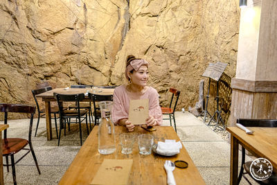 基隆山洞餐廳！四周布滿巨大岩壁超涼