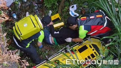 幫女友撿東西出事！男跨阿根納造船廠旁欄杆　踩空墜落10m畫面曝