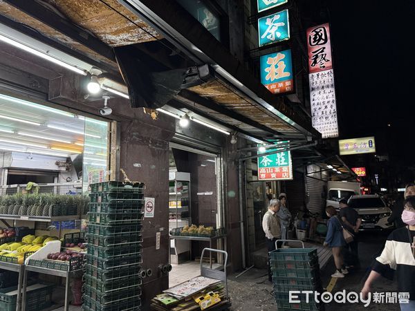 ▲隆男高處墜落傳巨響 撞破遮雨棚送醫搶救。（圖／記者徐文彬攝）