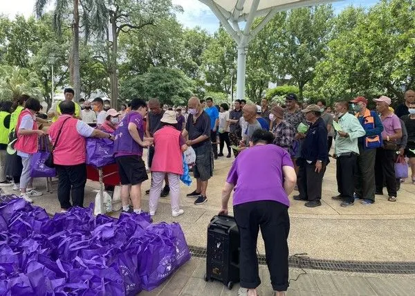 ▲迎端午「人安」中壢站發放粽子+平安