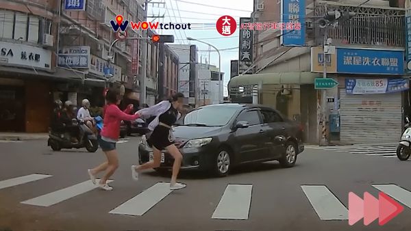 ▲▼看到行人竟加速！2女「斑馬線上狂奔」逃命　網傻：差點登出。（圖／翻攝自Wowtchout - 地圖型行車紀錄器分享平台 ）
