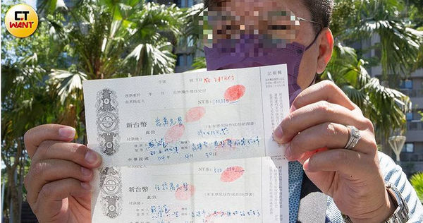 蕭姓父親出面控訴，店家讓16歲女兒代客簽帳甚至讓其入內消費，逼其簽下本票以還清欠款。（圖／黃威彬攝）