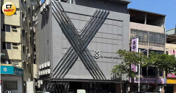 高雄市三民區娛樂場所「X會館」爆出雇用未成年少女擔任幹部助理。（圖／黃威彬攝）