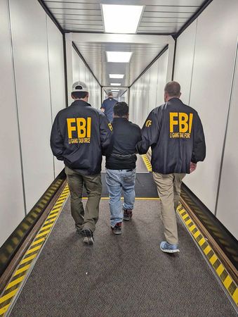 林睿庠過境紐約準備轉飛新加坡申請研究所，遭美方FBI逮捕。（示意圖，圖非當事人，翻攝FBI臉書）