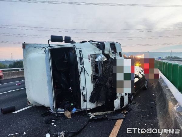 ▲▼國道1號南向191.7公里台中王田路段3車追撞。（圖／記者唐詠絮翻攝）