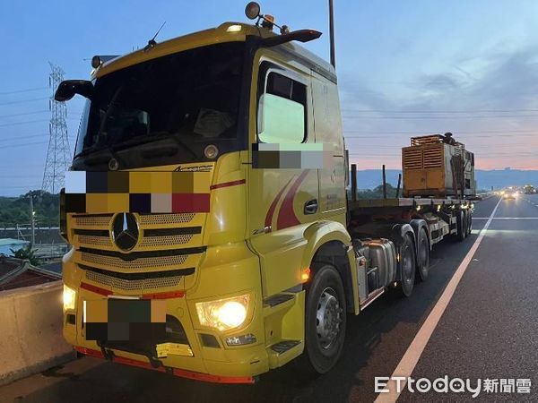 ▲▼國道1號南向191.7公里台中王田路段3車追撞。（圖／記者唐詠絮翻攝）