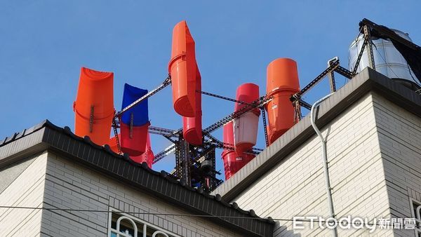 ▲▼金門民宅屋頂私設風力發電，電線走火引爆續電池，消防救出三人。（圖／記者林名揚翻攝）