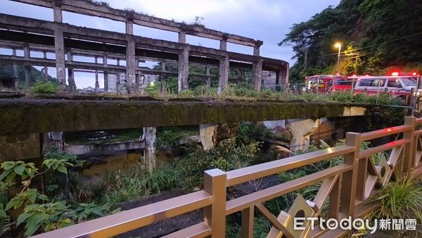 ▲▼       阿根納造船廠掉下橋      。（圖／記者郭世賢翻攝）