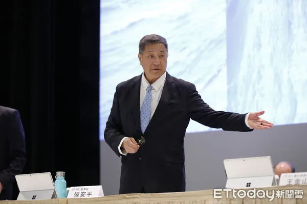 ▲▼台灣水泥今日舉行114年股東常會，董事長張安平、總經理程耀輝就公司業務及未來展望向股東做報告。辜啟允的公子也是台泥董事的辜公怡也出席股東會。（圖／記者湯興漢攝）