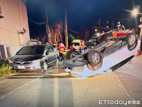 ▲台南市安南區總安街26日晚間發生交通事故，小貨車撞上路邊車輛後翻覆，駕駛僅受輕傷。（記者林東良翻攝，下同）