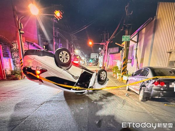 ▲台南市安南區總安街26日晚間發生交通事故，小貨車撞上路邊車輛後翻覆，駕駛僅受輕傷。（記者林東良翻攝，下同）