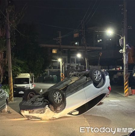 ▲台南市安南區總安街26日晚間發生交通事故，小貨車撞上路邊車輛後翻覆，駕駛僅受輕傷。（記者林東良翻攝，下同）
