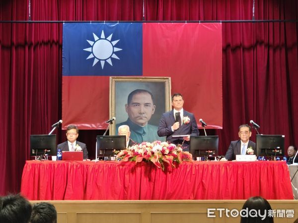 ▲裕民航運副董事長徐國安(站立者)首次主持股東會。（圖／記者張佩芬攝）