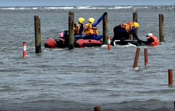 ▲鄭姓阿北困蚵道消防緊急下海搶救。（圖／消防局提供）