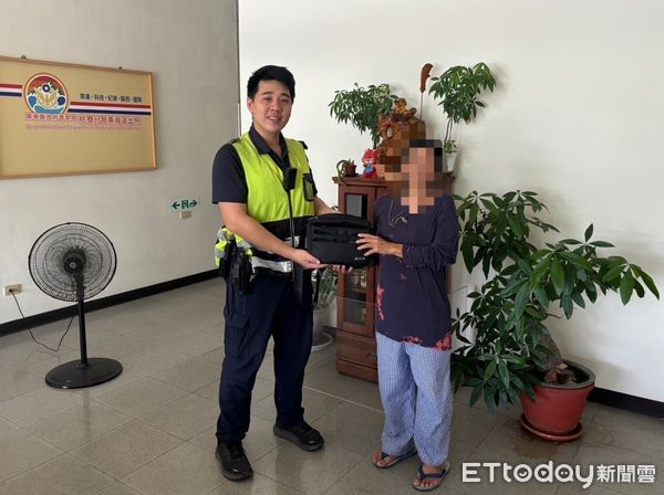 ▲枋寮警分局員警幫楊婦找到包包             。（圖／記者陳崑福翻攝）