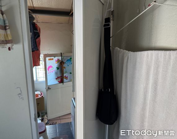 ▲枋寮警分局員警幫楊婦找到包包             。（圖／記者陳崑福翻攝）