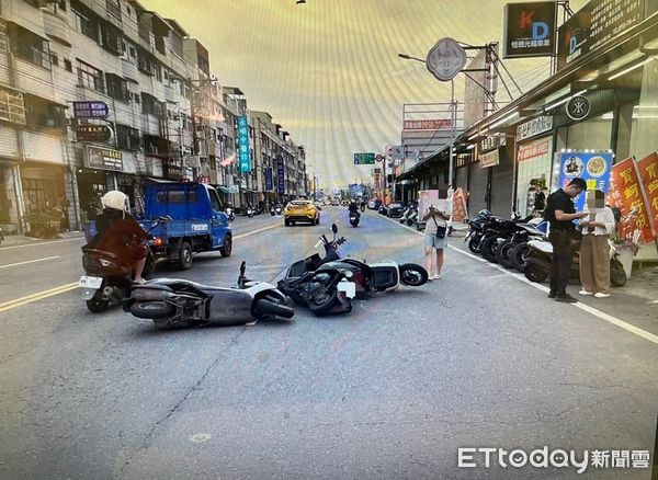 ▲▼大寮區力行路昨天（26日）下午發生一起驚險的肇事逃逸車禍！一名男子騎士行經大寮區力行路時突然往右急切，導致後方三輛機車閃避不及，陸續發生碰撞，而肇事騎士僅回頭看了一眼，便隨即離去。（圖／記者吳世龍翻攝）