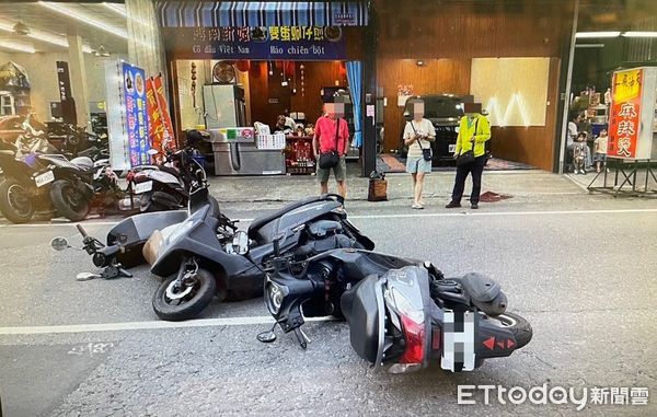 ▲▼大寮區力行路昨天（26日）下午發生一起驚險的肇事逃逸車禍！一名男子騎士行經大寮區力行路時突然往右急切，導致後方三輛機車閃避不及，陸續發生碰撞，而肇事騎士僅回頭看了一眼，便隨即離去。（圖／記者吳世龍翻攝）