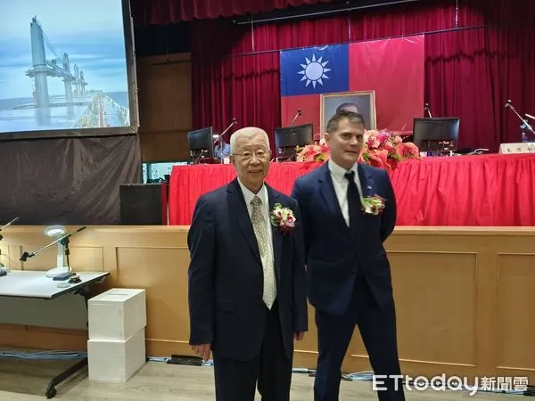 ▲右起裕民航運副董事長徐國安與總經理王書吉。（圖／記者張佩芬攝）