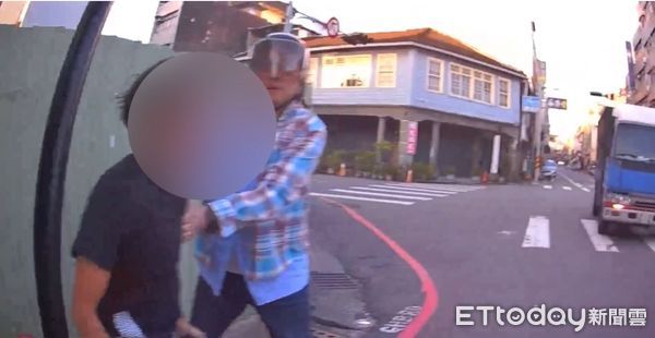 ▲陳姓婦人酒駕繳不出罰金遭通緝，警方盤查後逃逸，熱心騎士協助圍捕歸案。（圖／記者楊永盛翻攝）