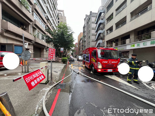 ▲北市和平東路二段某寵物餐廳凌晨失火延燒，警消到場灌救。（圖／記者張君豪翻攝）