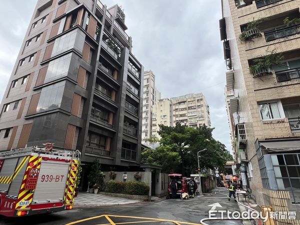 ▲北市和平東路二段某寵物餐廳凌晨失火延燒，警消到場灌救。（圖／記者張君豪翻攝）