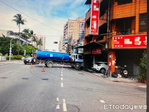 ▲大貨車於長榮路五段鋼便橋下違規迴轉撞毀消防栓，警方到場處理並開單告發。（記者林東良翻攝，下同）