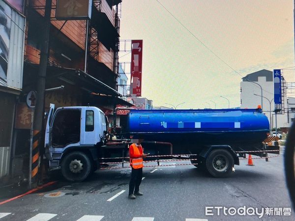 ▲大貨車於長榮路五段鋼便橋下違規迴轉撞毀消防栓，警方到場處理並開單告發。（記者林東良翻攝，下同）