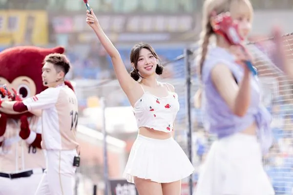 ▲林立隊長和禹洙漢（右一）、廉世彬合影，比心落單。  。（圖／樂天桃猿提供）