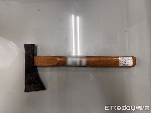 ▲▼警方查扣做案的斧頭及毒品。（圖／吉安警分局提供，下同）