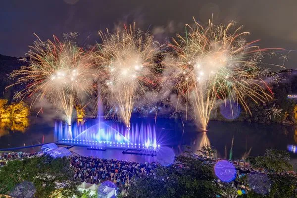 ▲碧潭夜空中煙火,銀河洞瀑布,碧潭水舞,獅頭山步道。（圖／新北市觀旅局提供）
