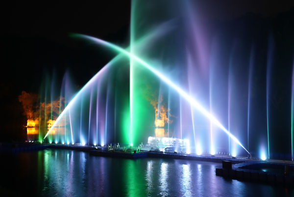 ▲碧潭夜空中煙火,銀河洞瀑布,碧潭水舞,獅頭山步道。（圖／新北市觀旅局提供）