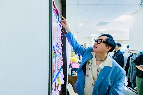 ▲▼陳孟賢（左起）、陳隨意、許志豪、康康、杜忻恬、李子森一起慶生。（圖／中視提供）