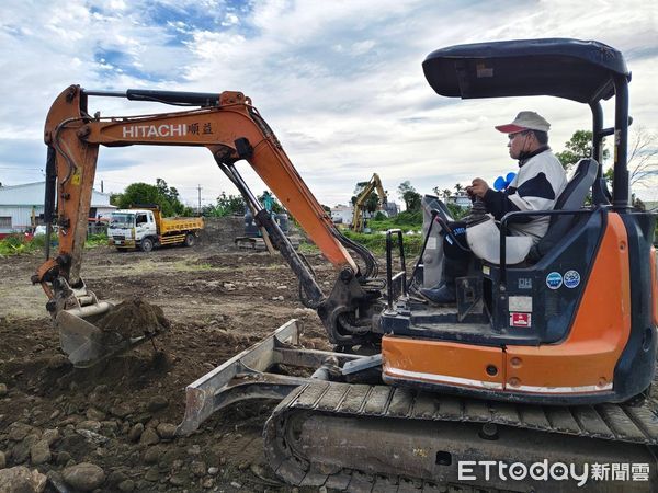 ▲台灣世界展望會東區辦事處區處長李玉明有感災後重建重機械需求，盼望促成家長轉型就業契機。（圖／展望會提供，下同）