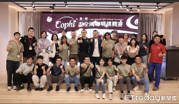 ▲崑山科大陳修醫、林鉦哲在2025年Cophi盃全國咖啡挑戰賽學生拉花組表現亮眼，分奪冠軍與季軍。（記者林東良翻攝，下同）