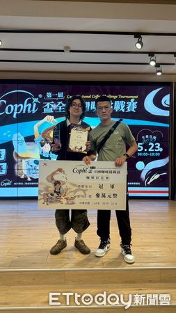▲崑山科大陳修醫、林鉦哲在2025年Cophi盃全國咖啡挑戰賽學生拉花組表現亮眼，分奪冠軍與季軍。（記者林東良翻攝，下同）