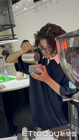 ▲崑山科大陳修醫、林鉦哲在2025年Cophi盃全國咖啡挑戰賽學生拉花組表現亮眼，分奪冠軍與季軍。（記者林東良翻攝，下同）