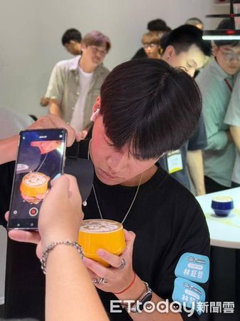 ▲崑山科大陳修醫、林鉦哲在2025年Cophi盃全國咖啡挑戰賽學生拉花組表現亮眼，分奪冠軍與季軍。（記者林東良翻攝，下同）