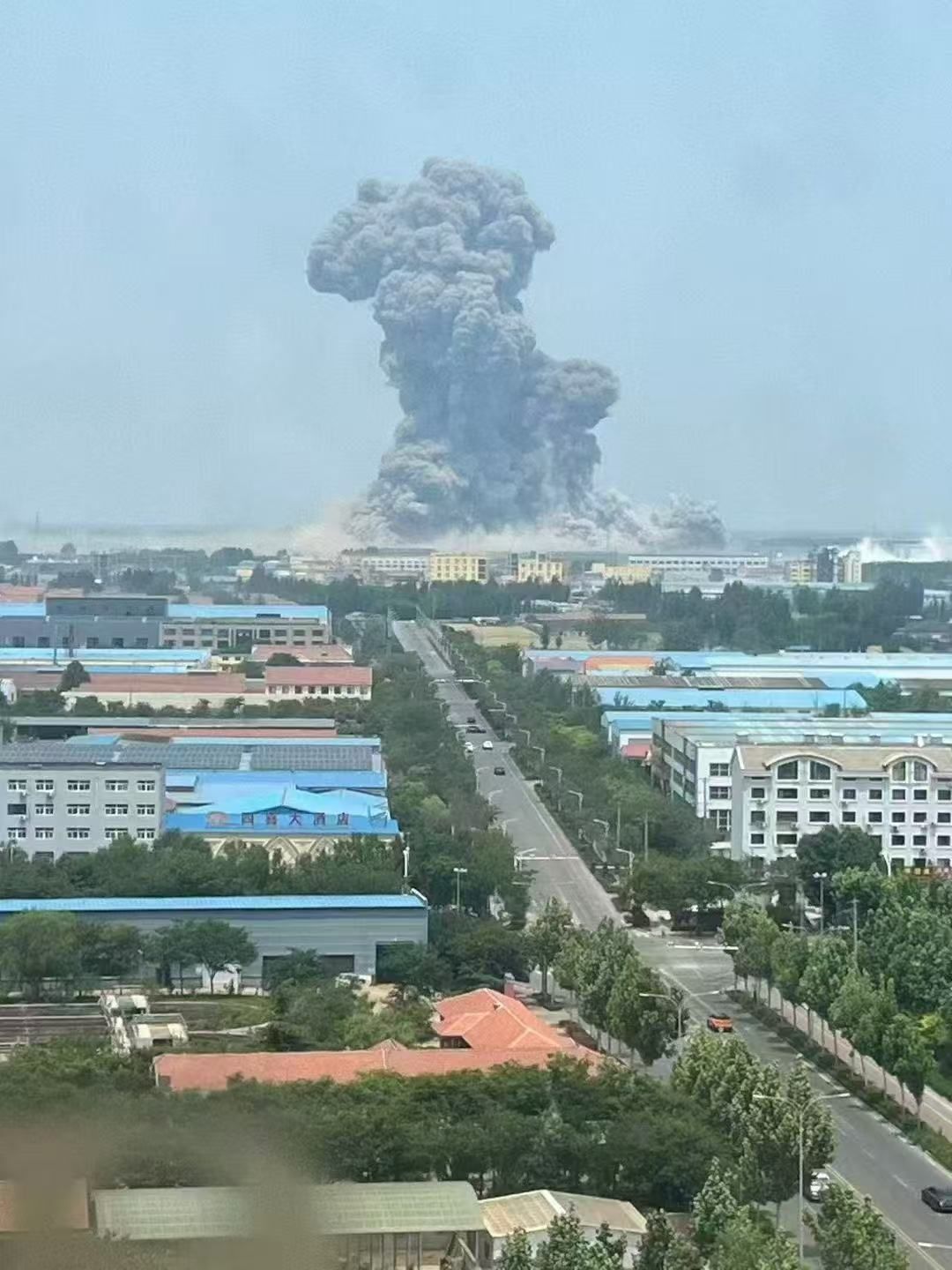 ▲▼山東化工廠大爆炸「驚現蘑菇雲」。（圖／翻攝微博）
