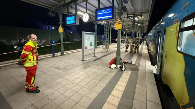 ▲▼為找Airpods！他慘卡「座椅扶手」　火車旅客全被迫換乘。（圖／翻攝萊爾特消防局義消）