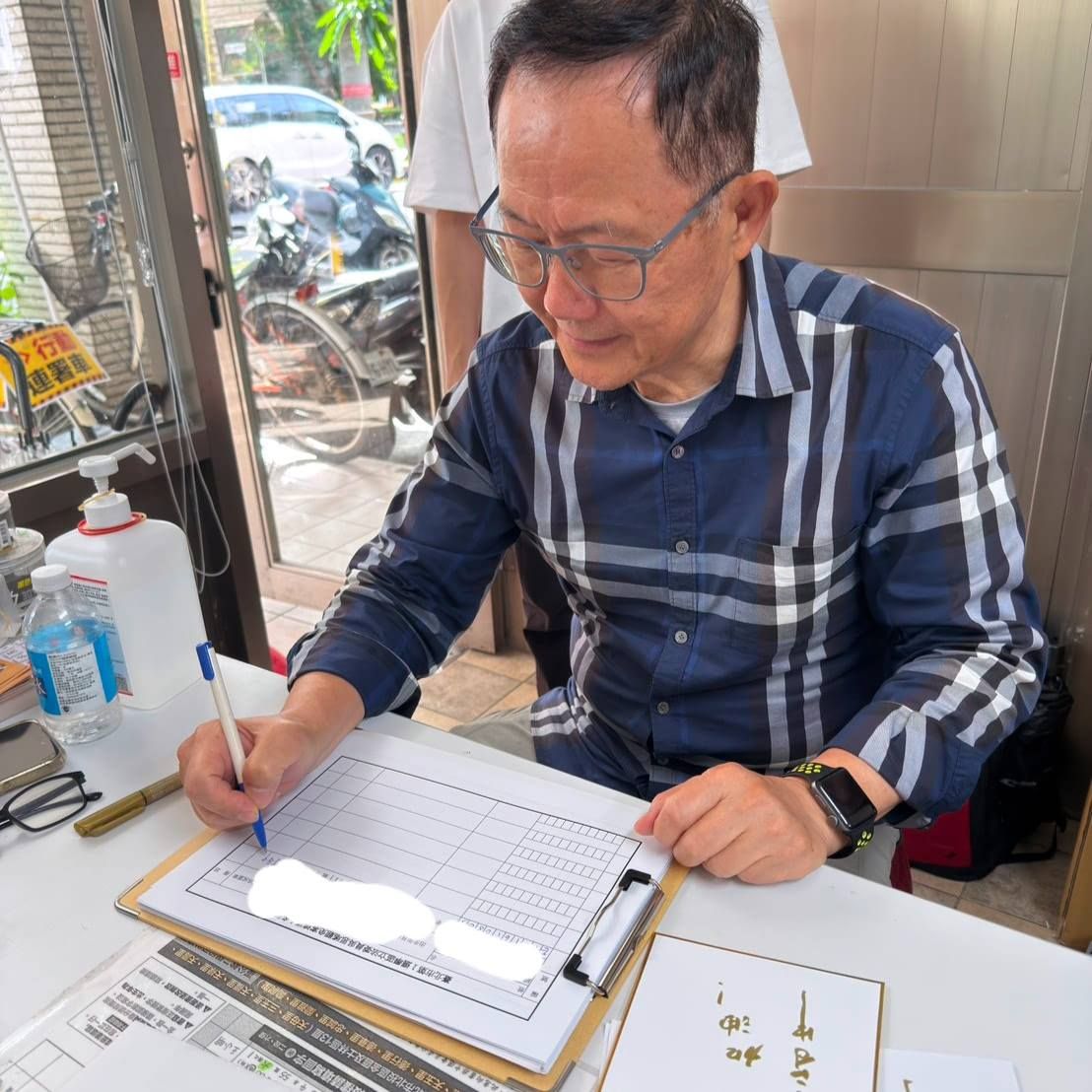 ▲▼丁守中親自赴罷免吳思瑤總部簽下連署書。（圖／翻攝自Facebook／賴苡任）