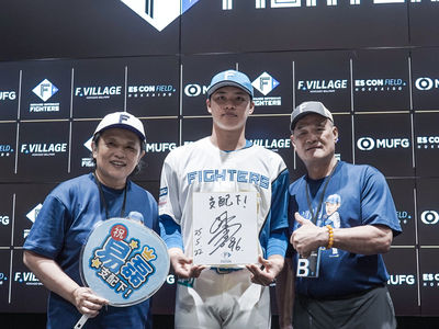 火腿超暖接待孫易磊家人 台北101蛋糕、中文海報感動孫媽落淚