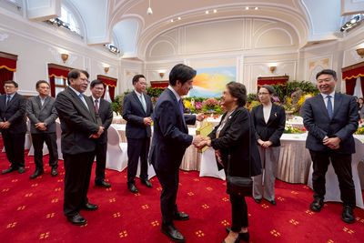 賴清德宴請關島總督 準備粽子、特製甜點「台美國旗棒棒糖」