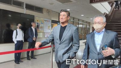增加手機定時自拍報到防落跑 辜仲諒深夜獲釋「露笑容」